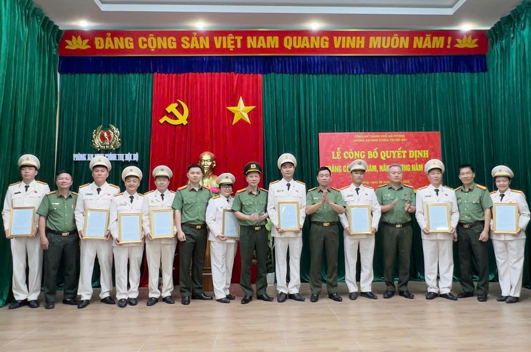 Phòng An ninh chính trị nội bộ công bố Quyết định của Giám đốc CATP về thăng cấp bậc hàm sỹ quan nghiệp vụ